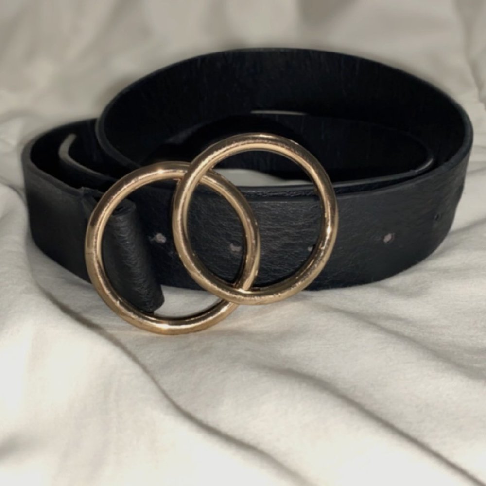 Black and gold O ring belt.